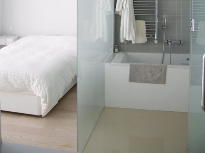 O quarto da casa é separado com a banheira, o vidro escolhido para a divisão e construção do ambiente foi azul