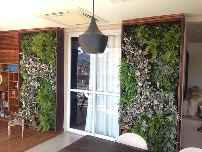 O que são plantas preservadas?
Plantas preservadas são aquelas que passam por um processo de preservação e estabilização. Elas são tratadas a fim de manterem o aspecto, a forma, textura e cor originais.
Primeiramente elas são desidratadas, e recebem um banho com produtos que preservarão suas características originais por anos (uma espécie de “mumificação”). Suas folhagens então são tingidas e, por fim, as plantas são montadas manualmente em um jardim ou árvore.
