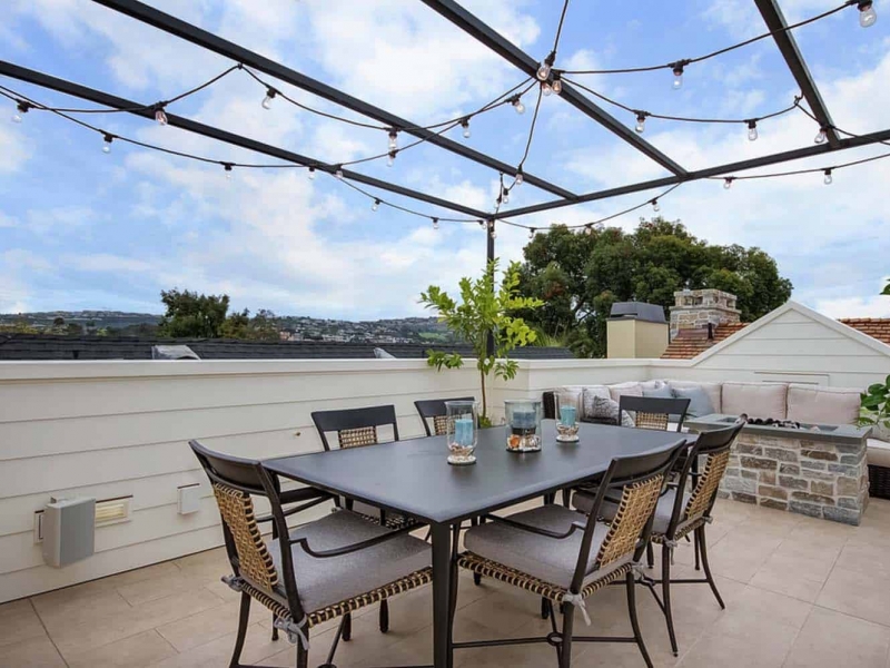 um pequeno e fresco terraço com vegetação e flores em vasos