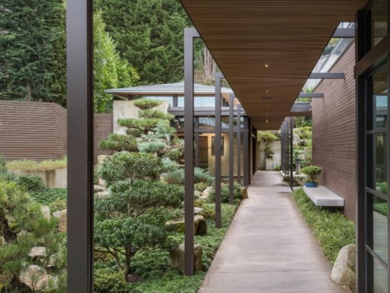 A casa possui um grande jardim em estilo japonês que está no coração da residência